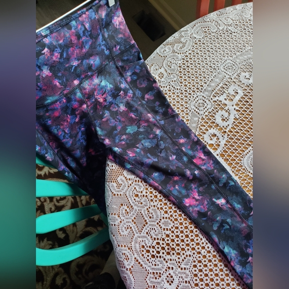 NWOT hit! Floral high waist Avia work out leggings - Picture 3 of 14